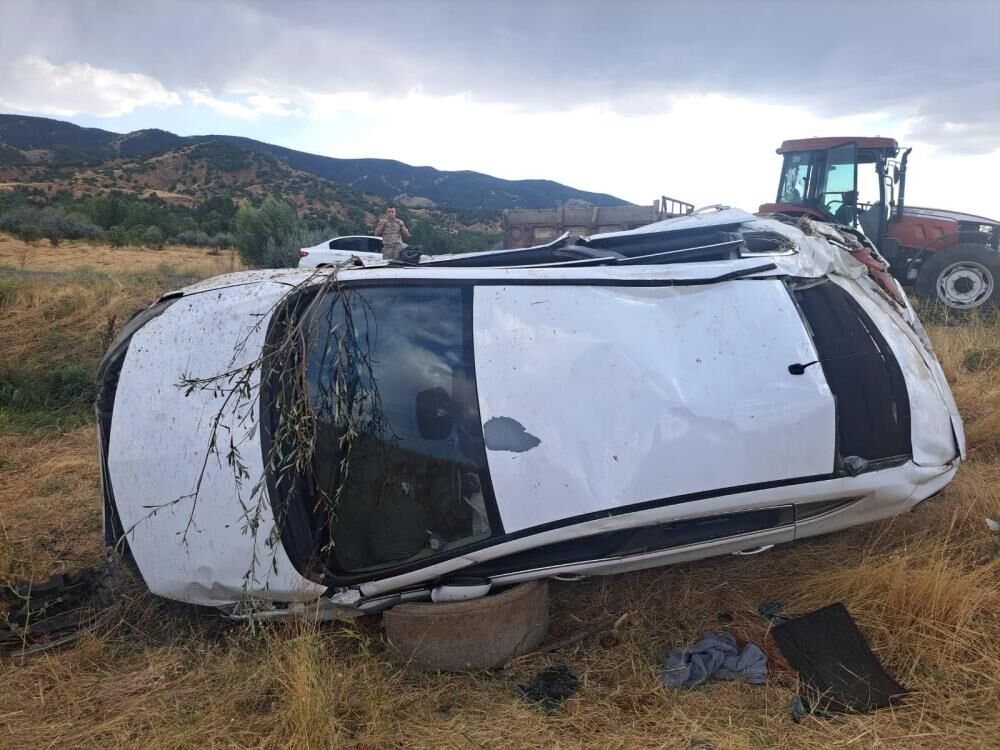 Bingöl'de trafik kazası: Otomobilden 4 kişi yaralı çıkarıldı