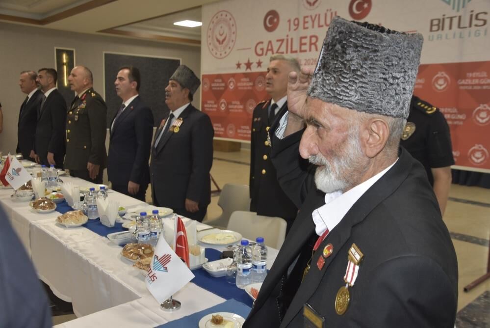 Bitlis'te gaziler protokol üyeleriyle bir araya geldi