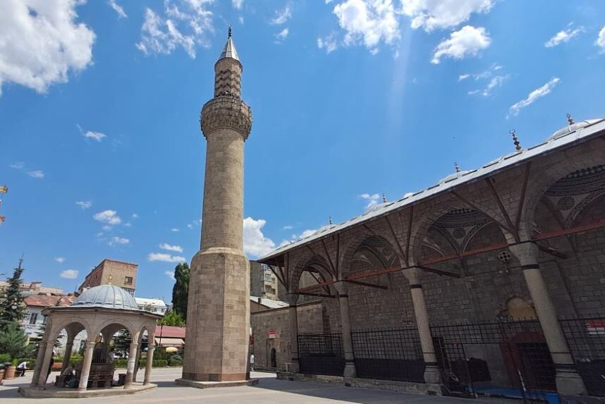 Caminin Minaresi Neden Ayrı Hikayesi Şaşırtıyor 1