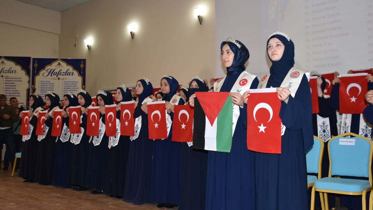 Bitlis’te Eğitimlerini Tamamlayan 86 Hafize İcazet Aldı