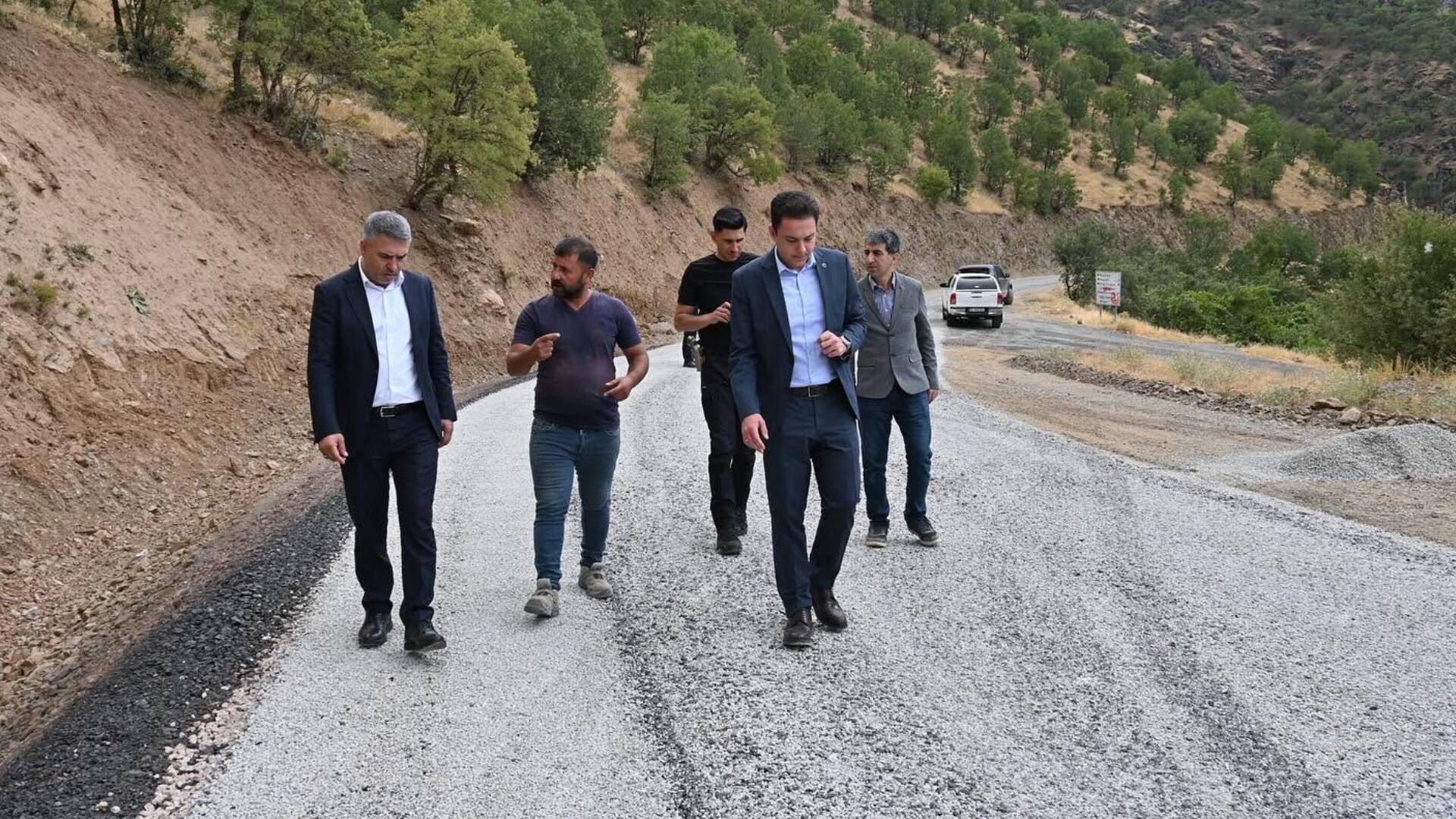 Hizan'da Horozdere ile Yığınkaya köyleri arasındaki yol asfaltlanıyor