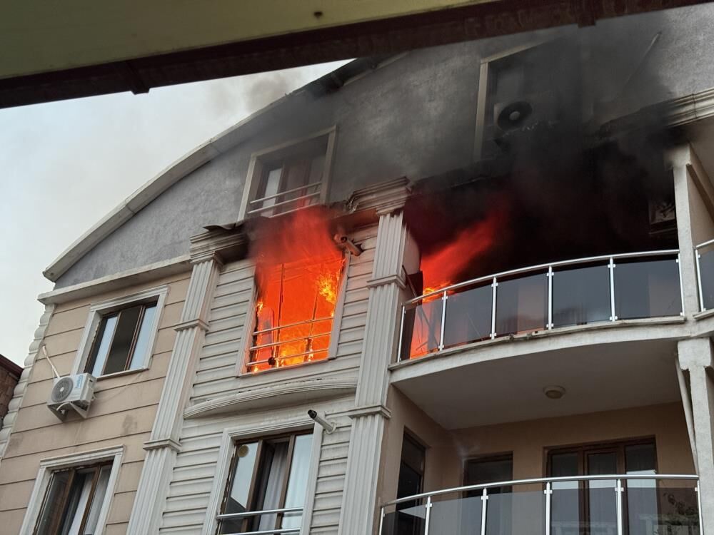 Iğdır'da Itfaiye Yangına Ulaşmakta Zorlandı Ekipler Yan Binadan Müdahale Etti 1
