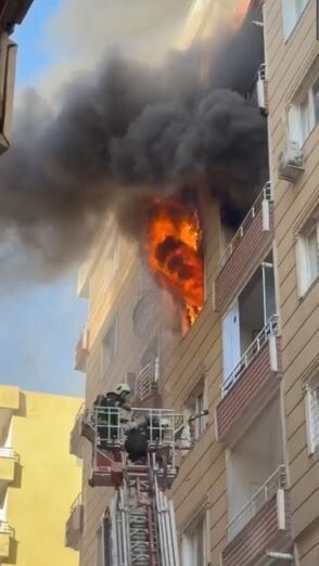 Mardin'de Ev Yangını Daire Kullanılamaz Hale Geldi 1