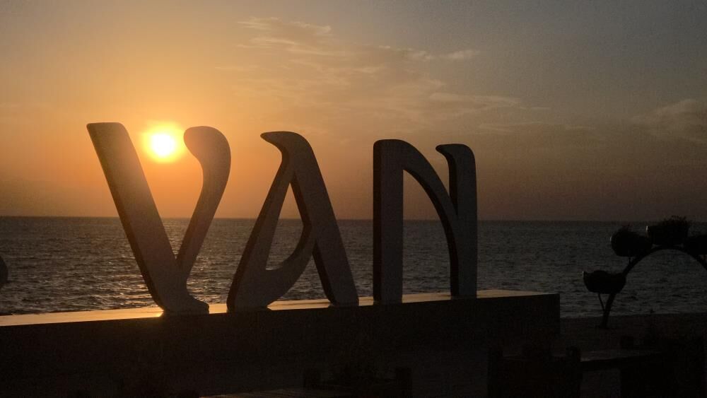 Van'da Akşam Saatlerinde Görsel Şölen Gökyüzü Kızıla Büründü 7