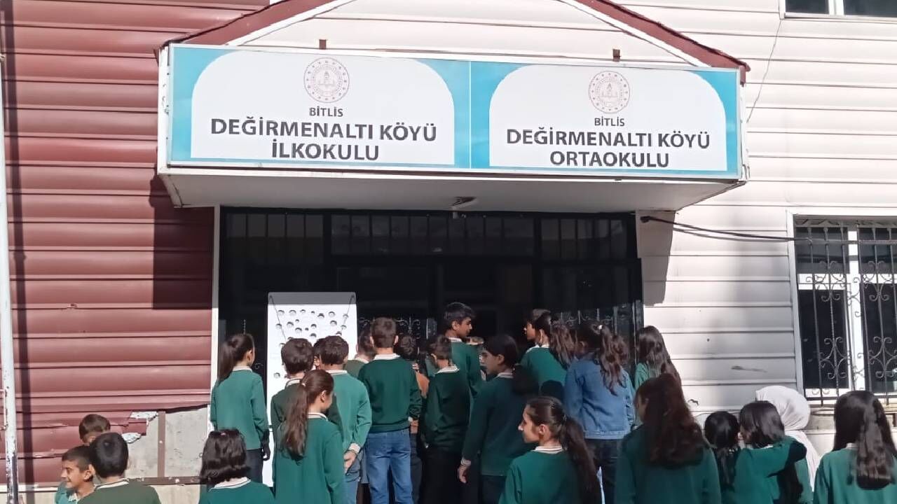 Bitlis’te Öğrenciler Teneffüste "Delikli Labirent" Oyunuyla Eğlendi