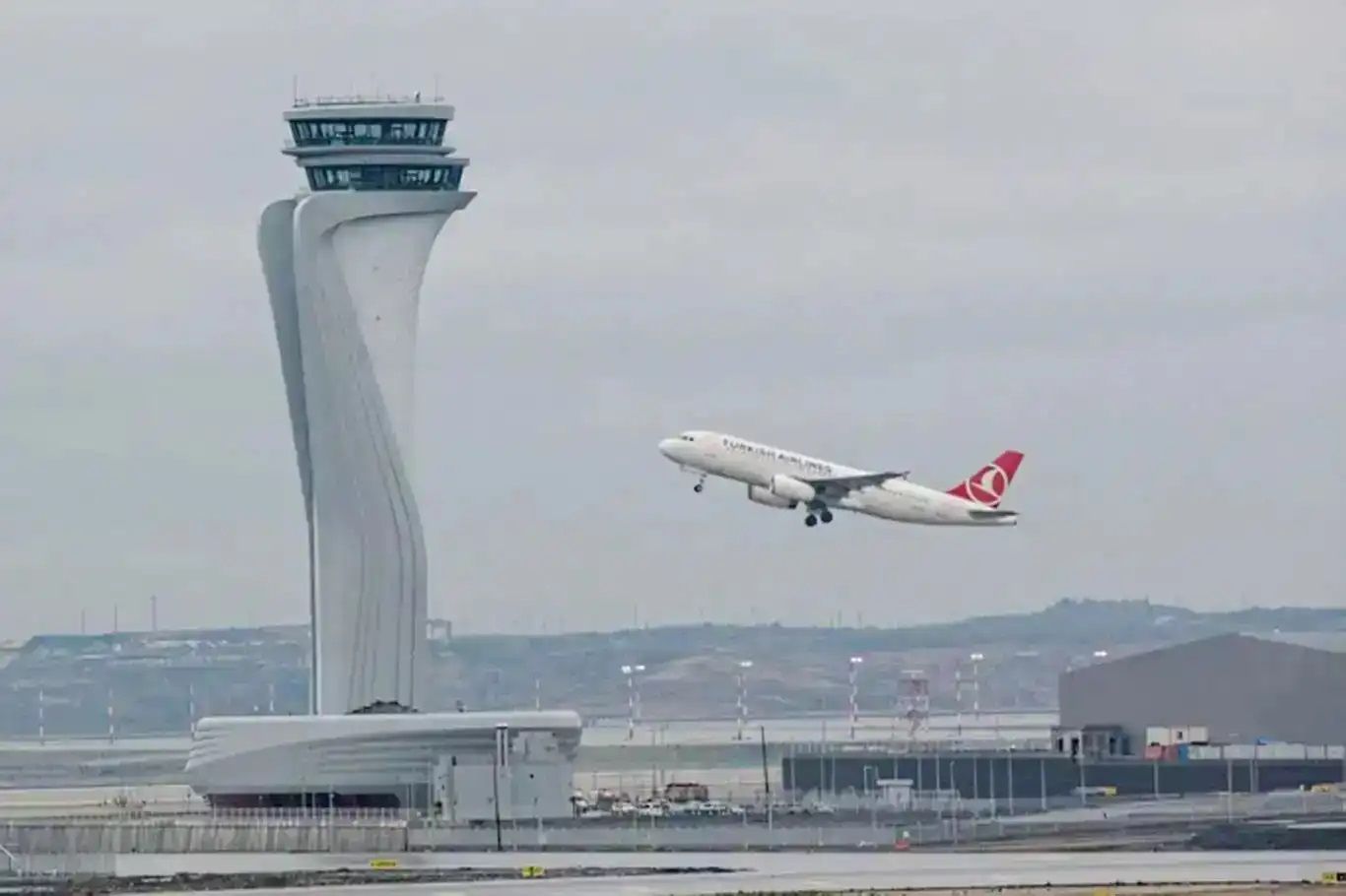 İstanbul’da olumsuz hava koşulları nedeniyle 46 uçak alternatif havalimanlarına yönlendirildi
