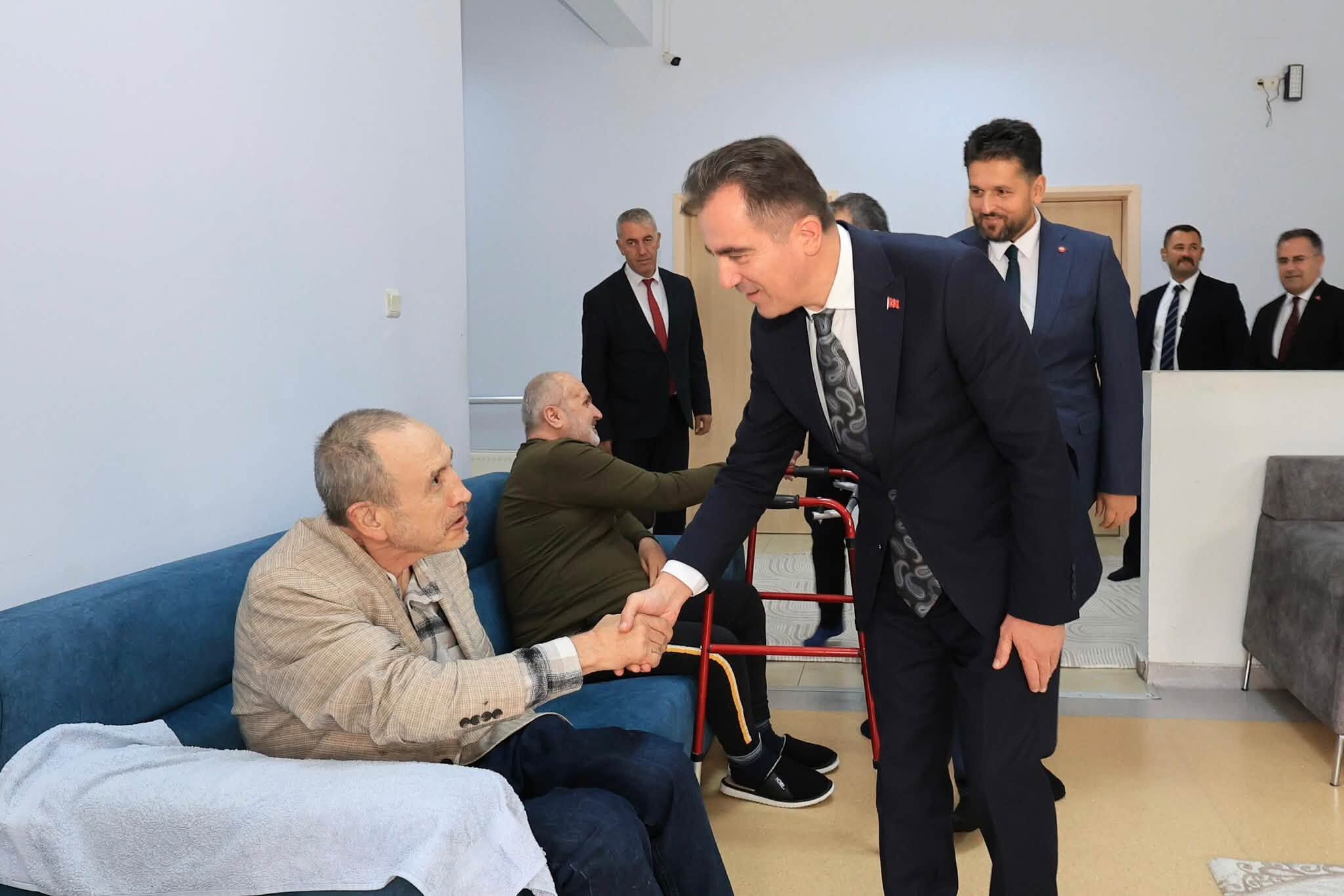 Vali Karakaya'dan Dünya Yaşlılar Günü'nde anlamlı ziyaret