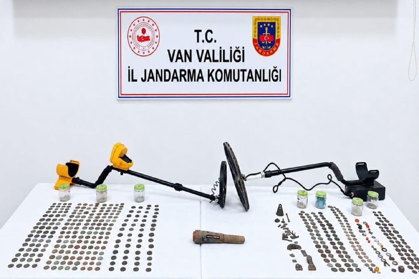 Van'da Tarihi Eser Operasyonu: Roma Dönemine Ait 529 Sikke Ele Geçirildi!