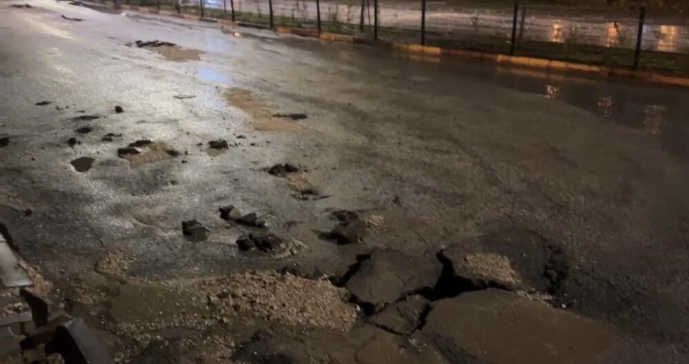Adıyaman'da şiddetli sağanak: Yollar çöktü