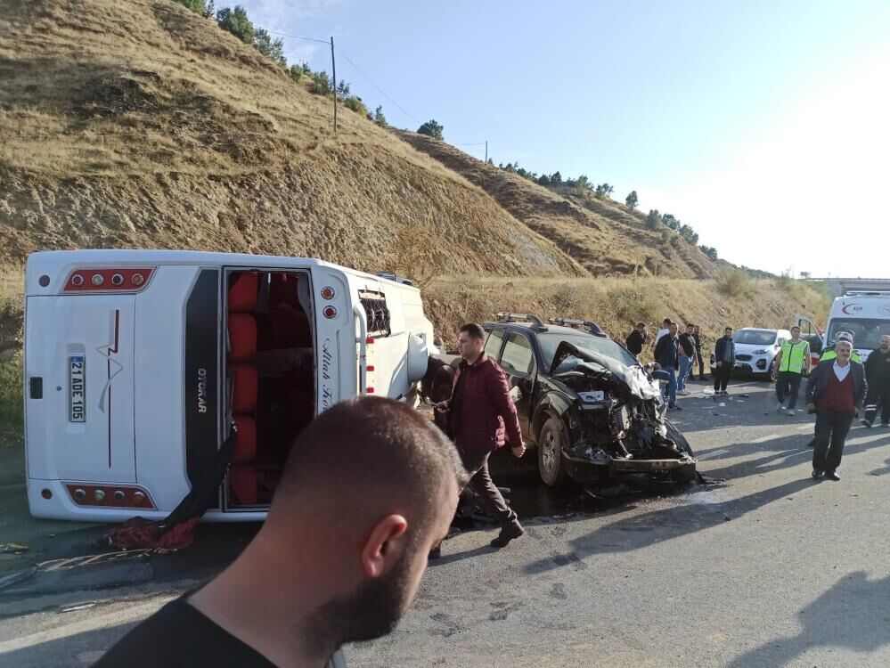 Bingöl Yolunda Kaza 1'I Ağır 12 Yaralı 1