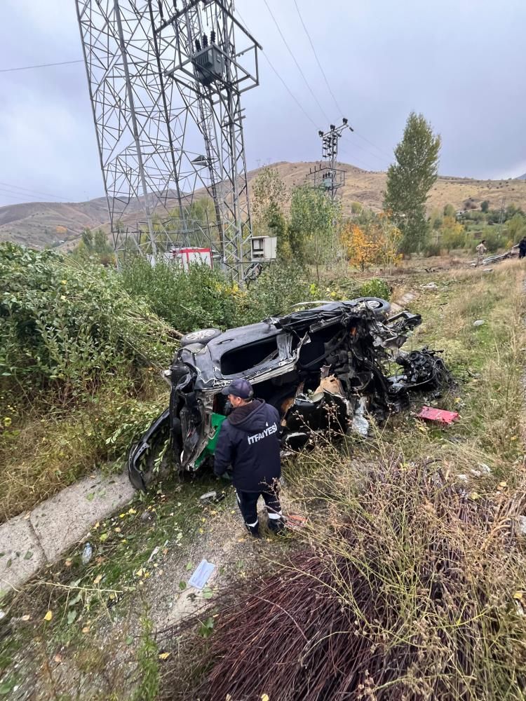 Bitlis Yolunda Otomobil Hurdaya Döndü Bir Ölü, Bir Yaralı-2