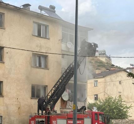 Bitlis'te Ev Alevlere Teslim Oldu Çok Sayıda Eşya Yandı 1