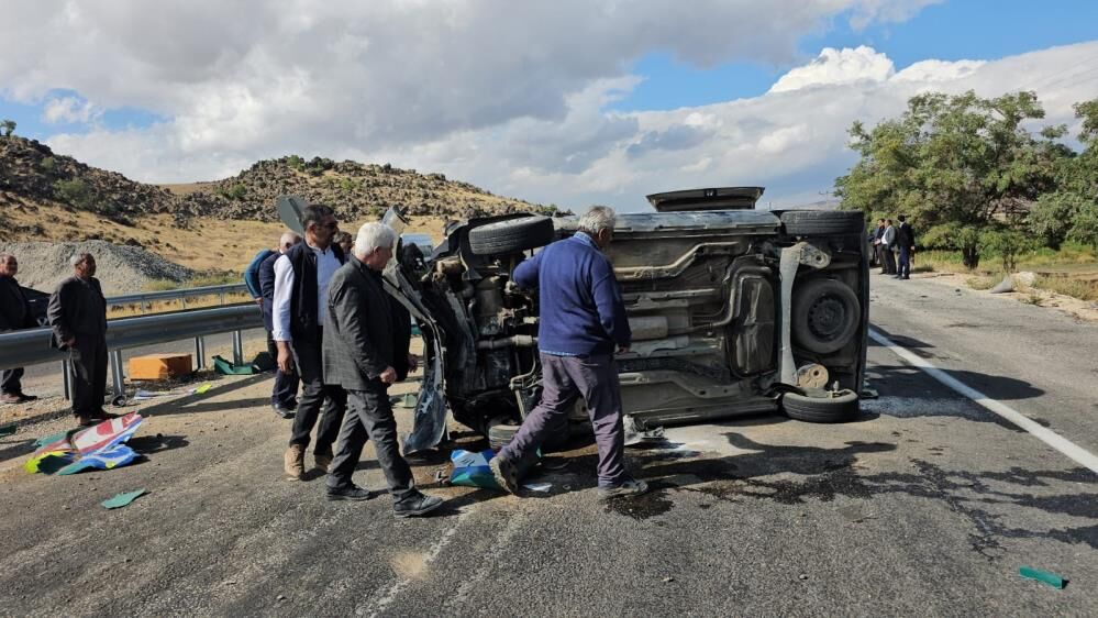 Bitlis'te Kamyonet Takla Attı 2 Yaralı 3