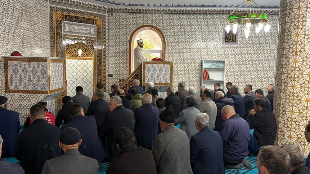 Bitlis'te Yapılan Cami Ibadete Açıldı, İlk Cuma Namazı Kılındı 1