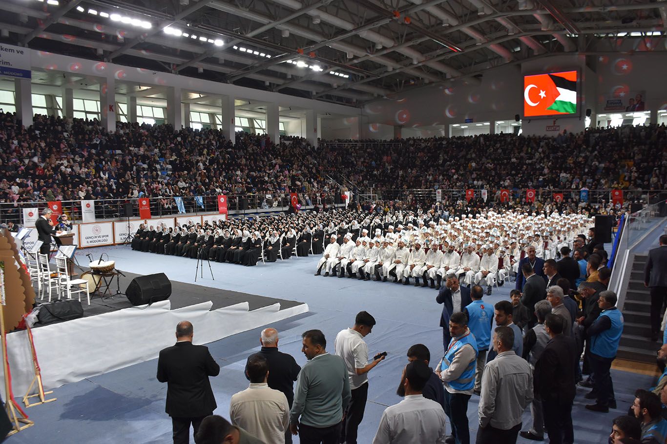 Göz kamaştıran, yürek ısıtan görüntüler! 373 hafız ve hafize için mezuniyet programı