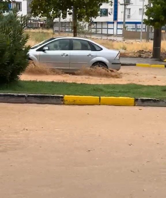 Diyarbakır'da Sağanak Bastırdı, Yollar Suyla Doldu 1
