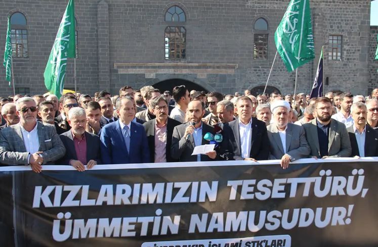 Fatih Erbakan, Diyarbakır'da başörtüsü protestosuna katıldı