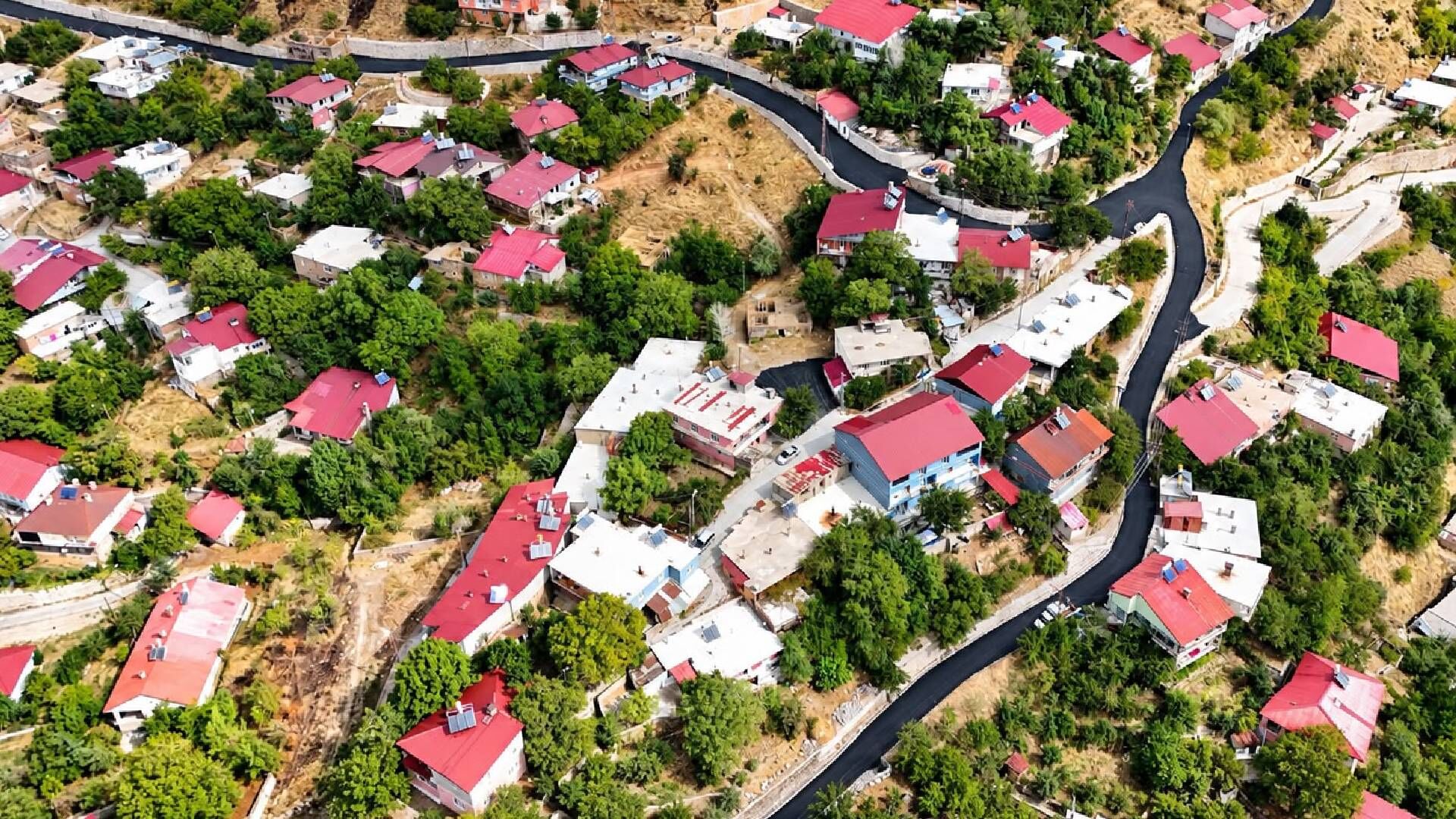Bitlis’te iki mahallede yollar sıcak asfaltla yenilendi