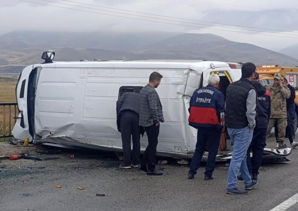 Hakkari'de Okul Servisi Devrildi 10 Yaralı 1