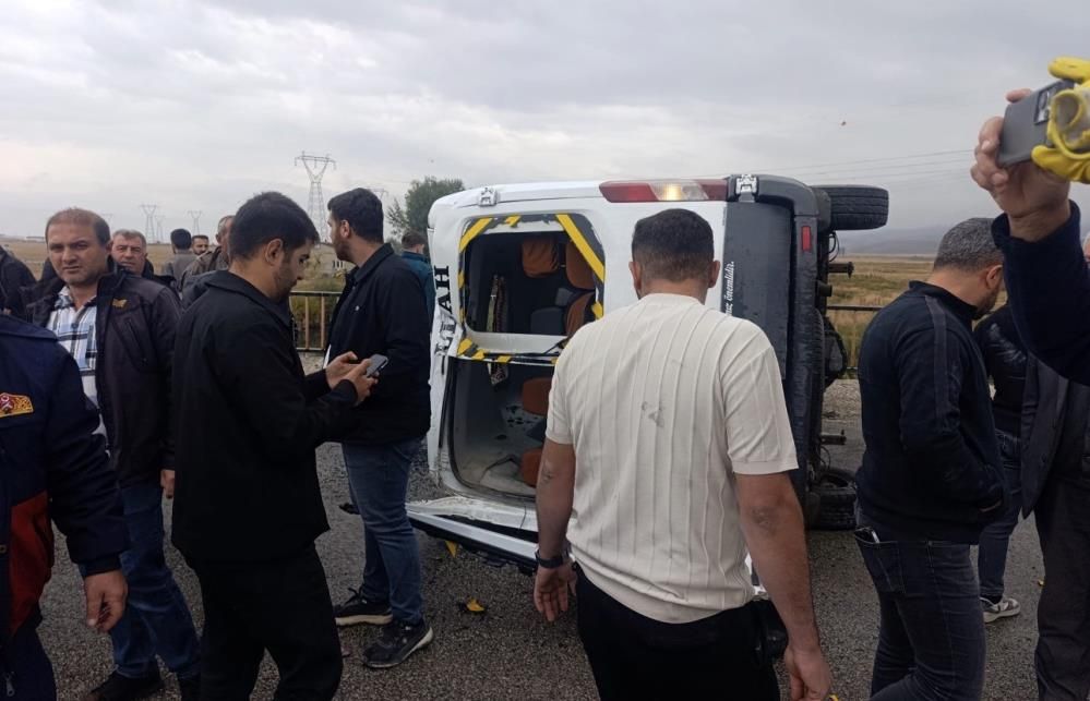 Hakkari'de Okul Servisi Devrildi 10 Yaralı 3