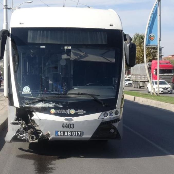 Malatya-Elazığ yolunda trambüs kazası: 5 yaralı