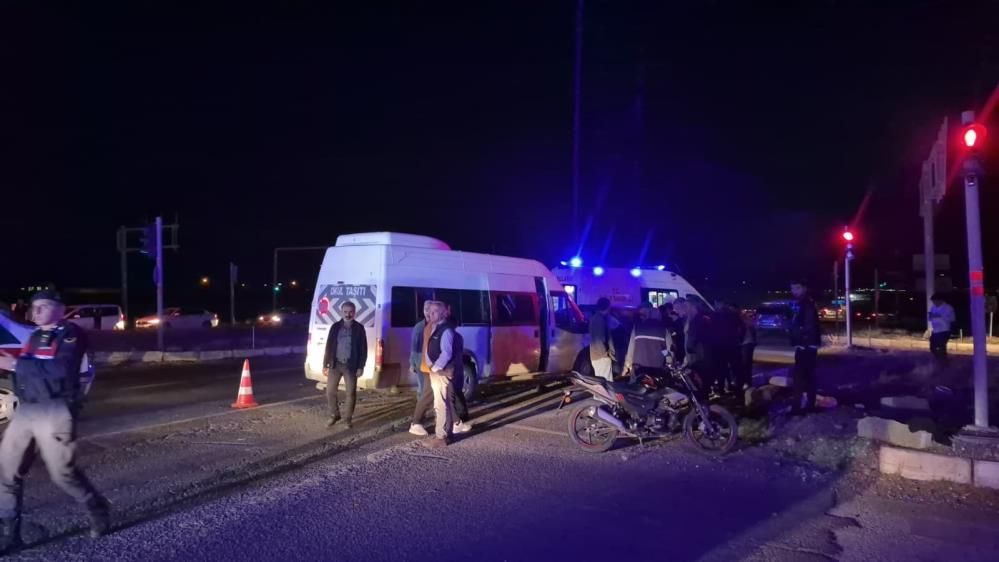 Minibüs Ile Otomobilin Çarpıştığı Kazada 12 Kişi Yaralandı 1