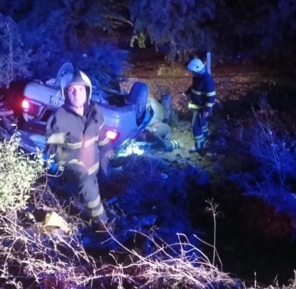 Şarampole yuvarlanan otomobilden yaralılar çıkarıldı