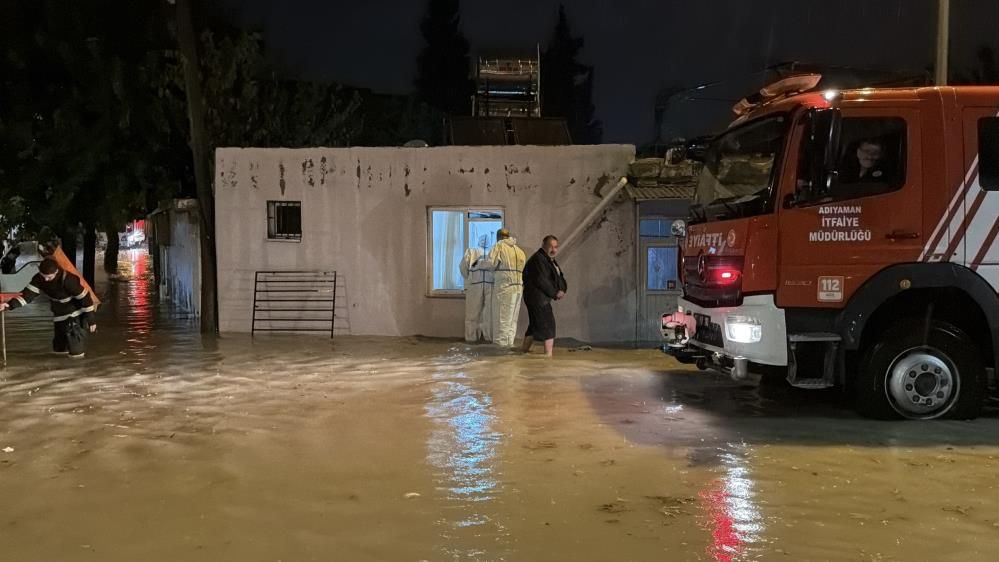 Sel baskını: Evde mahsur kalan 2 yaşlı kadın kurtarıldı