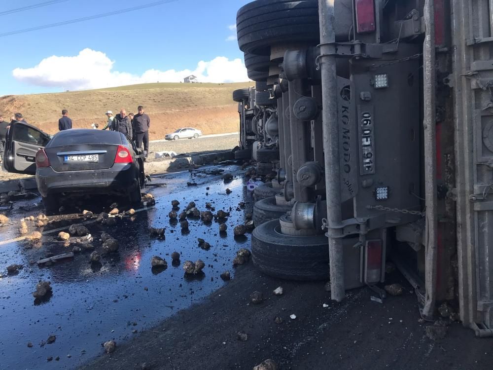 Tırın Altında Kalan Otomobilde 4 Kişi Öldü 1
