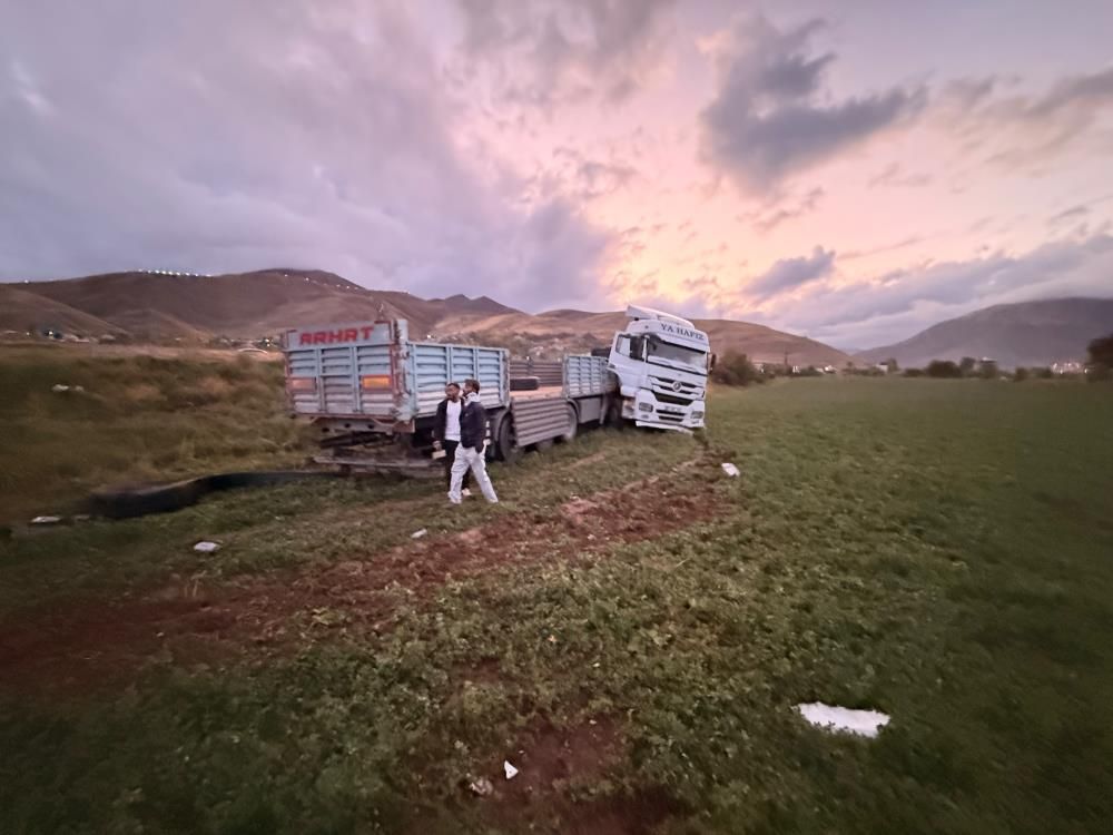 Van Bitlis Yolunda Tır Şarampole Yuvarlandı Biri Ağır 2 Yaralı 1