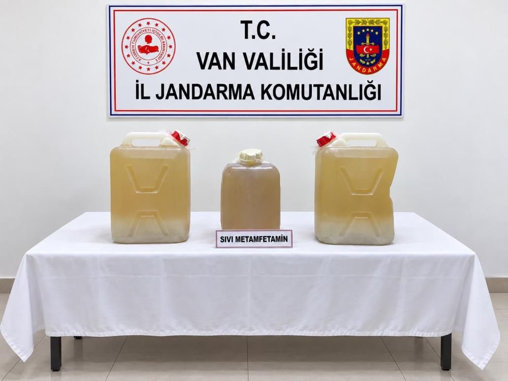 Bidonlardan 34 kilo sıvı metamfetamin çıktı