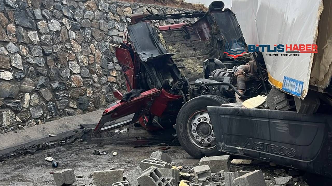 Yağış kazaya neden oldu: Tır istinat duvarına çarptı