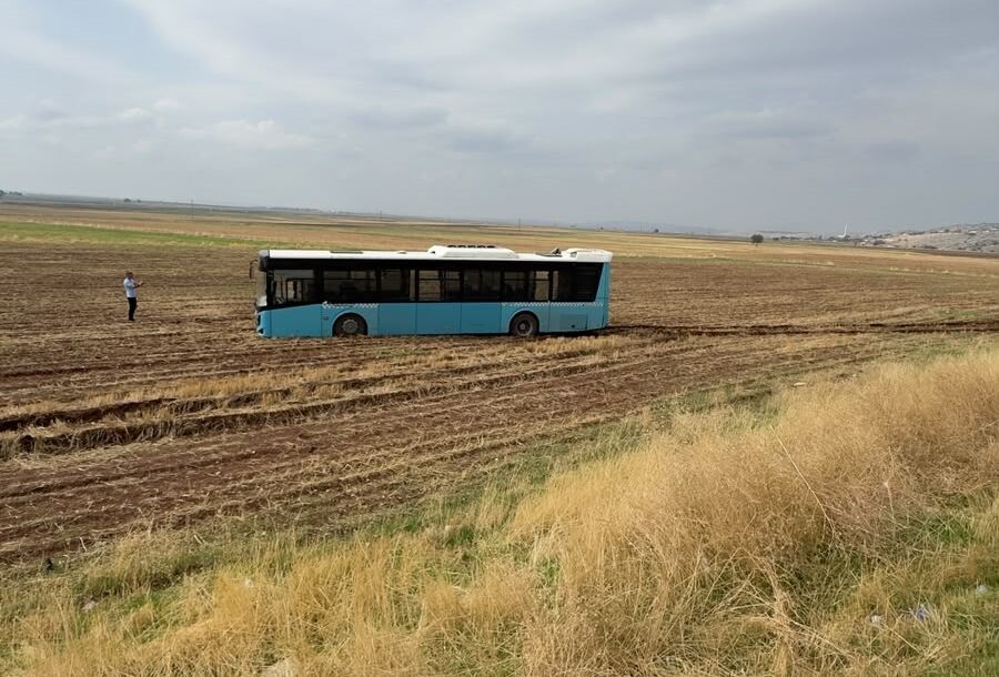 Yolcu Otobüsü Tarlaya Girdi 21 Kişi Ölümden Döndü 1