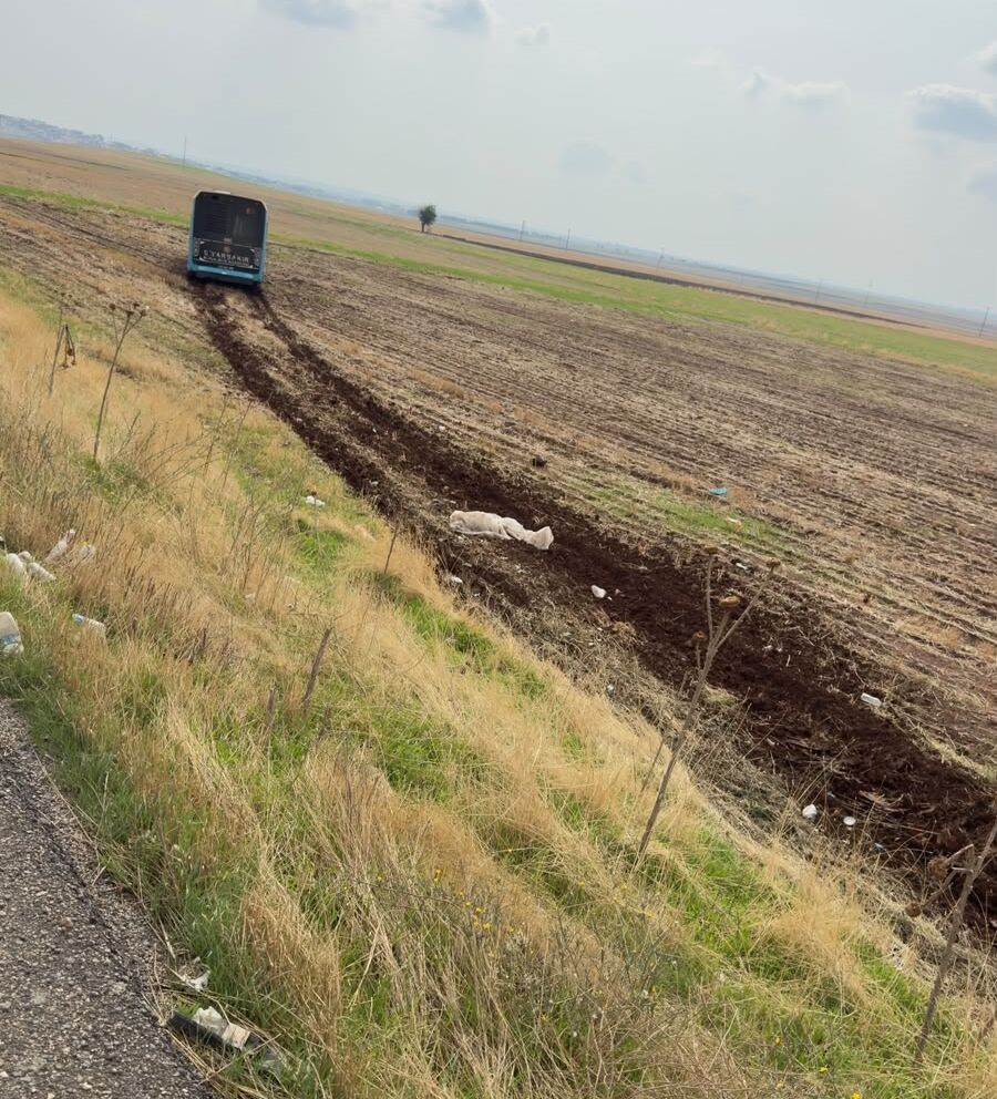 Yolcu Otobüsü Tarlaya Girdi 21 Kişi Ölümden Döndü 3