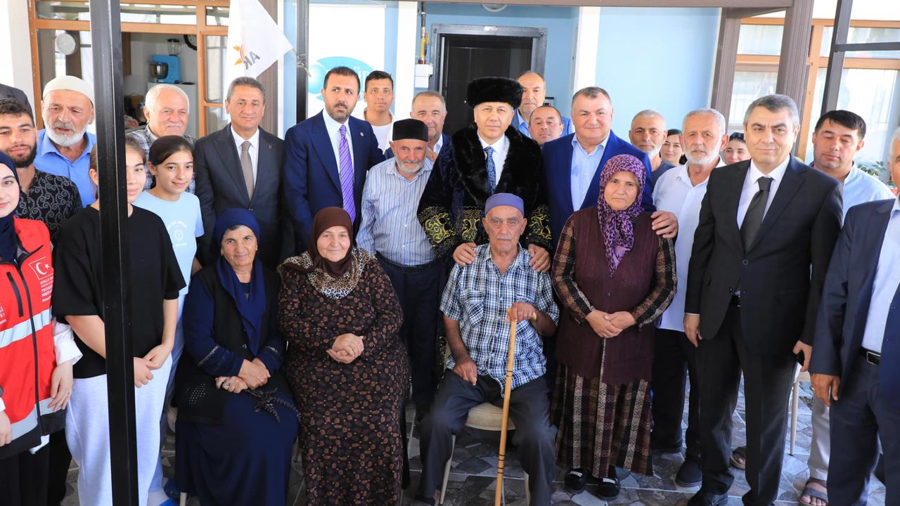 Bakan Yerlikaya, Ahlat'ta Ahıska Türkleriyle Bir Araya Geldi