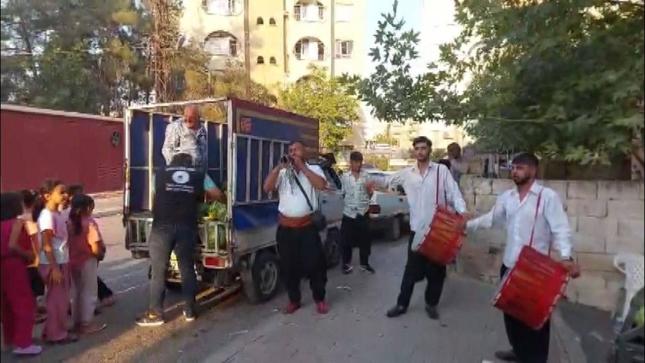 Hayırsever esnaf 7 ton karpuzu davul zurna eşliğinde 10 dakikada dağıttı