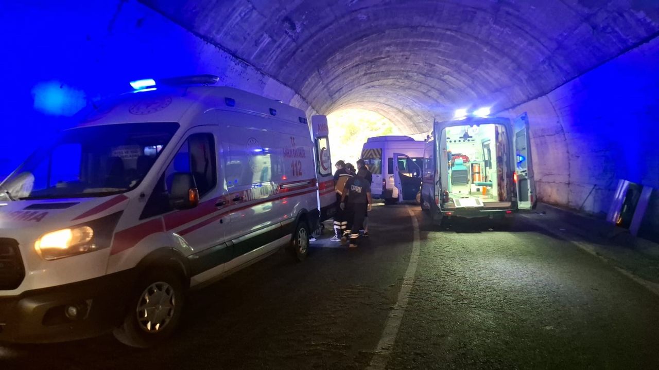 Tünelde İki Araç Kafa Kafa Çarpıştı: 8 Kişi Yaralandı