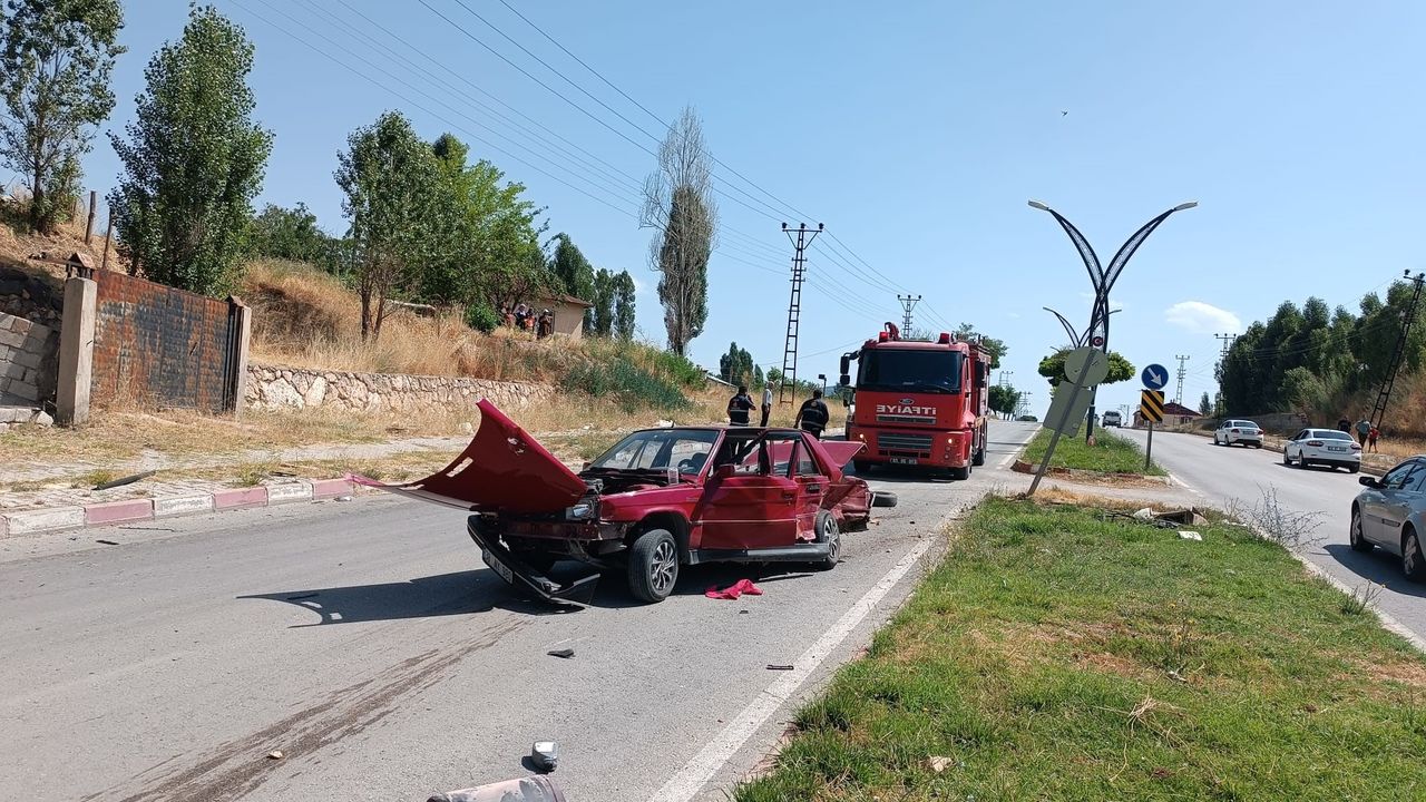 Van’da Otomobil ile Kamyonet Çarpıştı: 4 Yaralı