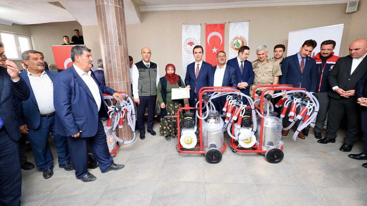 Bitlis’te ORKÖY desteğiyle 14 aileye süt sağım makinesi dağıtıldı