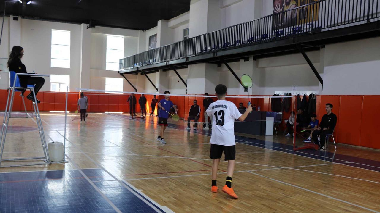 Bitlis’te Cumhuriyet Kupası Badminton Turnuvası Nefes Kesti