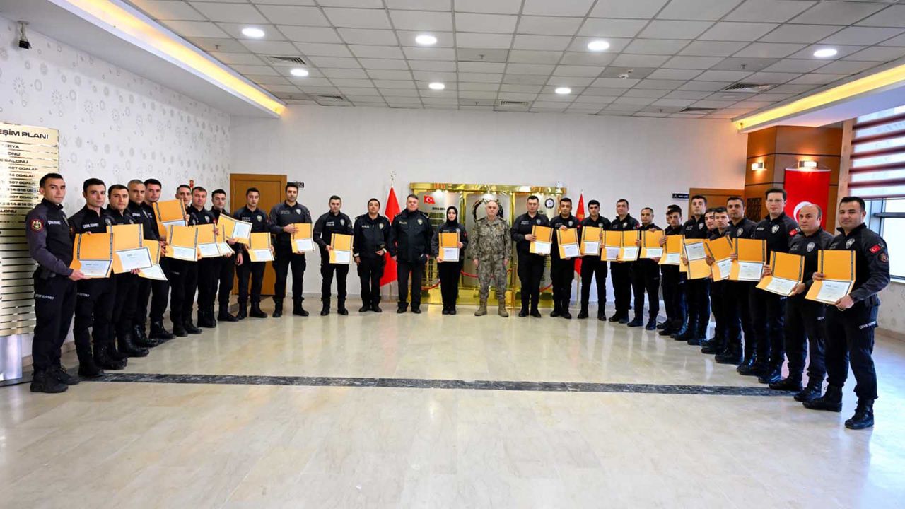 Bitlis’te Çevik Kuvvet Personellerine Sertifika Takdim Edildi