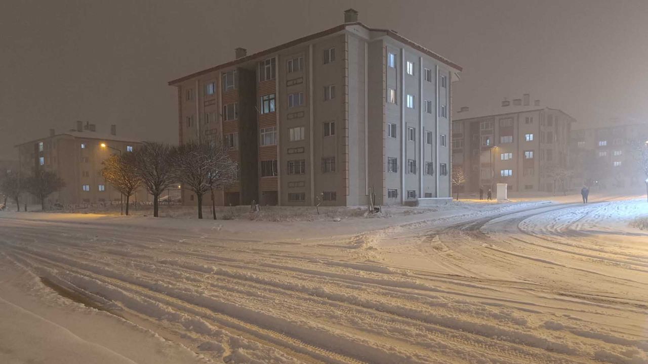 Bitlis’te kar ve fırtına hayatı olumsuz etkiledi