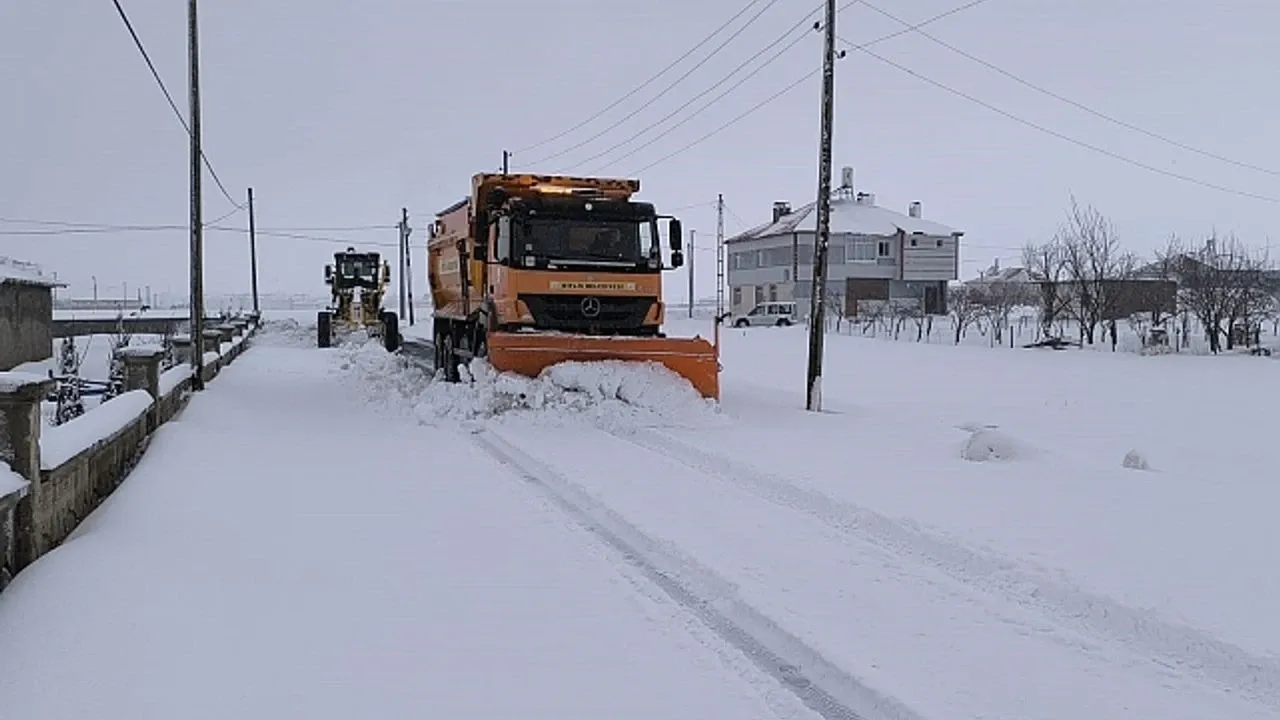 Bitlis’te Karla Mücadelede 172 Köy Yolundan 87’si Kalmış Durumda