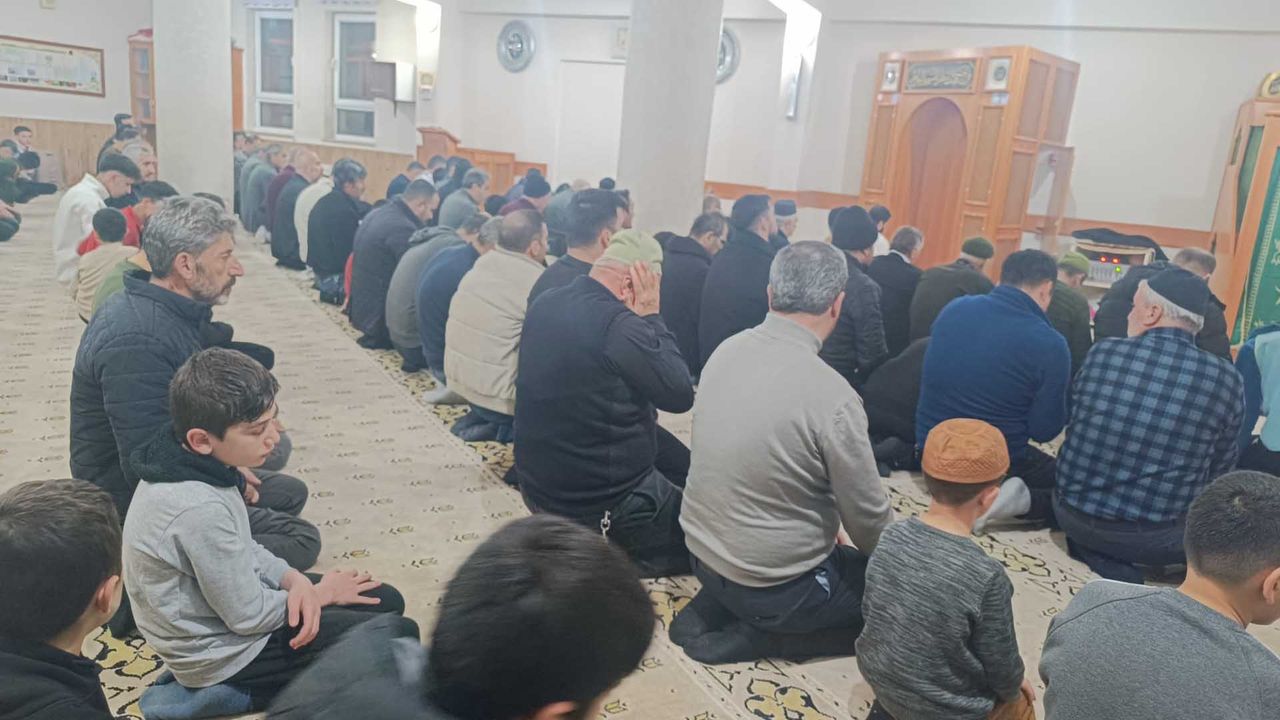 Bitlis’te İlk Teravih Namazı Kılındı