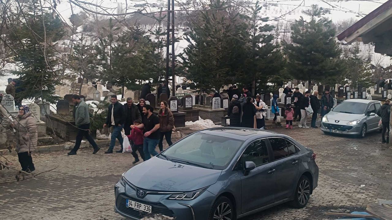Bitlis'te arefe günü mezarlıklar ziyaret edildi