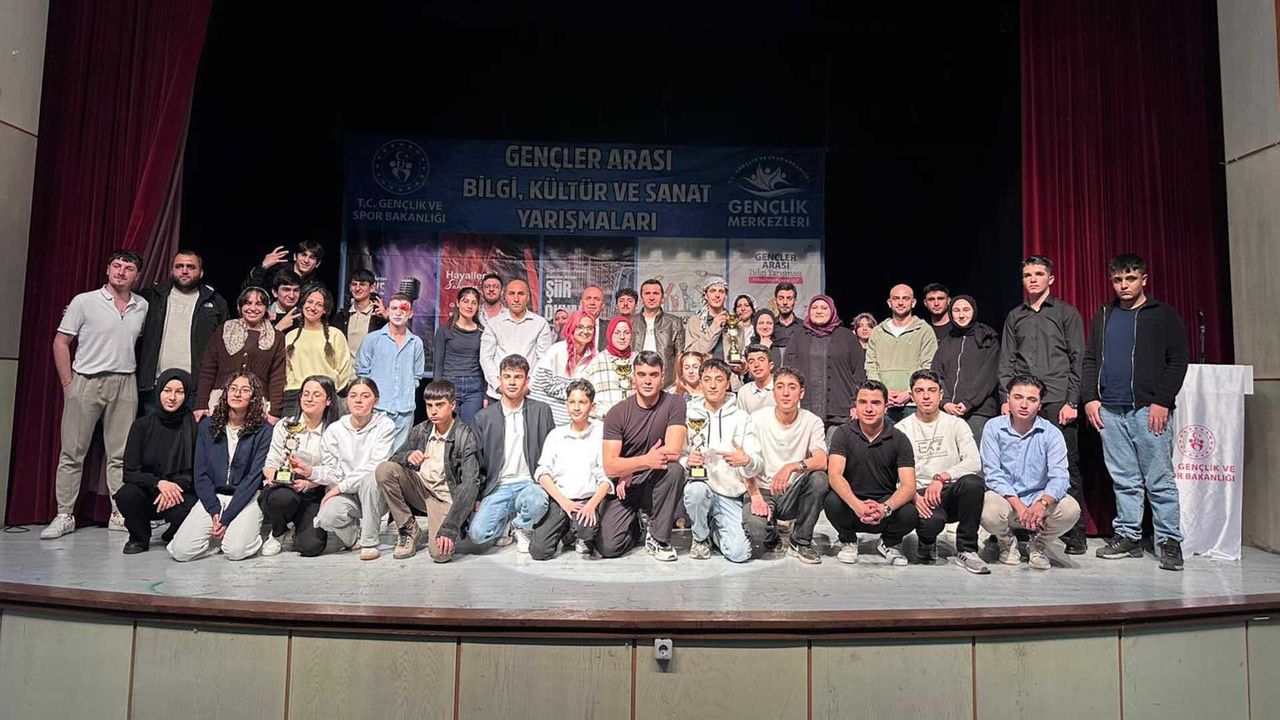 Bitlis’te gençler sahnede: Tiyatro yarışması tamamlandı