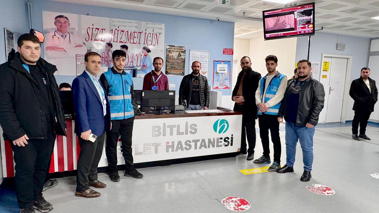 Bitlis’te Öğrencilerden Sağlık Çalışanlarına Anlamlı Hediye