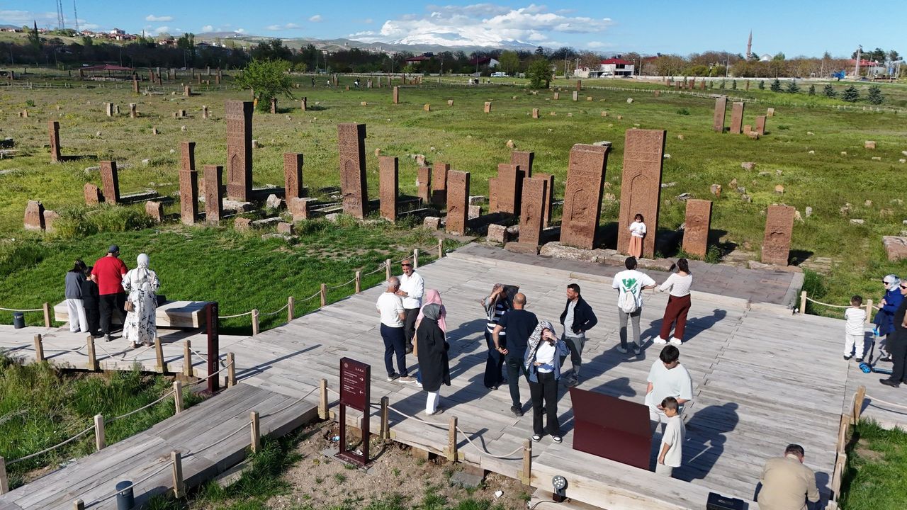 Ahlat Selçuklu Mezarlığı Bayramda Ziyaretçi Akınına Uğradı