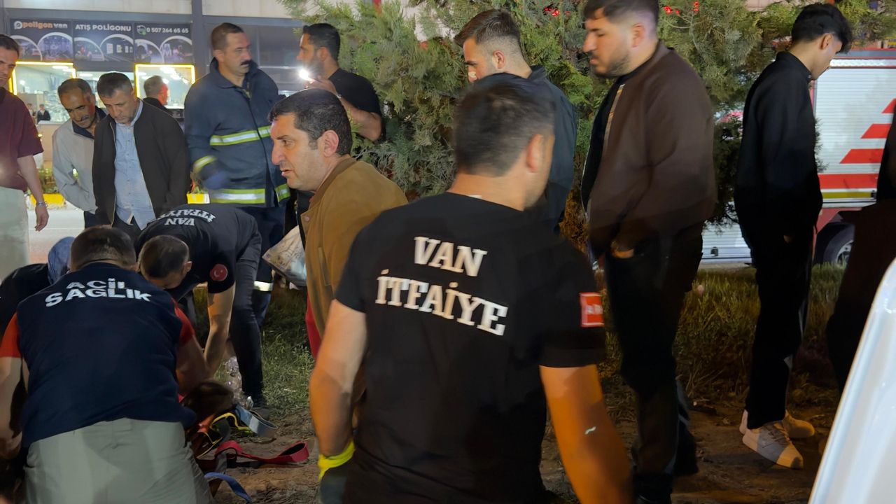 Van'da Trafik Kazası: 8 Kişi Yaralandı