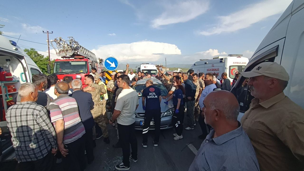 Van'da Minibüs ile Otomobil Çarpıştı: 5 Yaralı